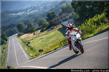 ducati_2014_superbike_899_panigale_0074.jpg