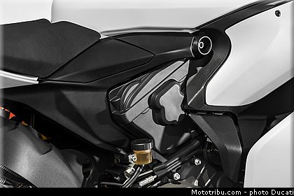 ducati_2014_superbike_899_panigale_0115.jpg