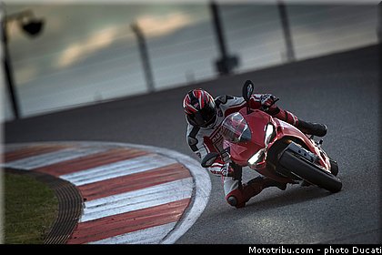ducati_1299_panigale_s_2015_024.jpg