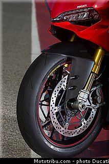 ducati_panigale_1299_014.jpg