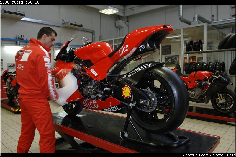2006_ducati_gp6_007
