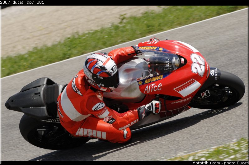 2007_ducati_gp7_001
