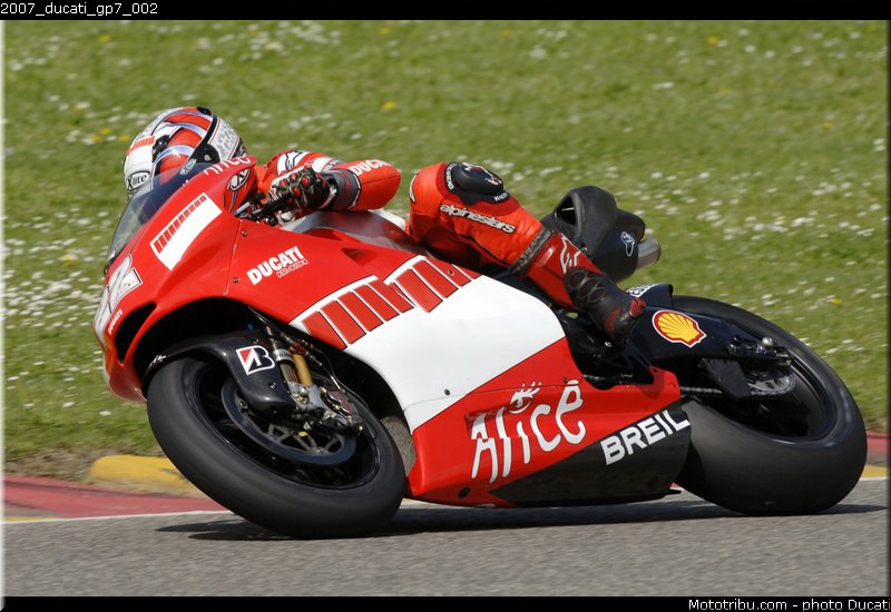 2007_ducati_gp7_002
