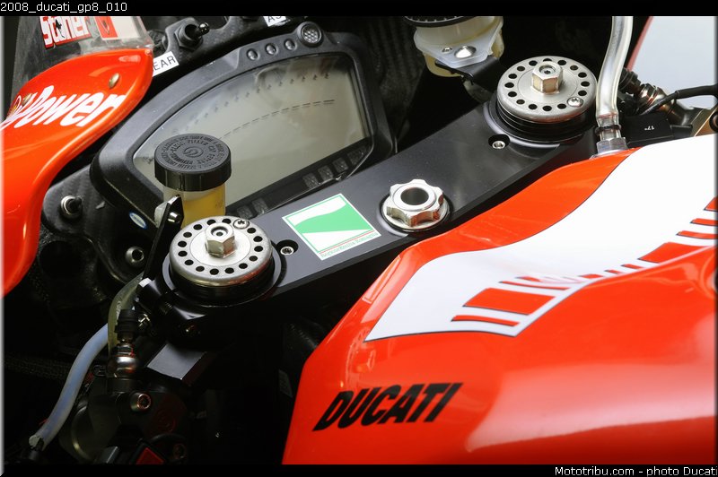 2008_ducati_gp8_010