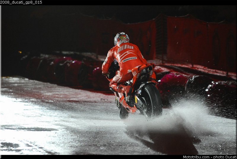2008_ducati_gp8_015