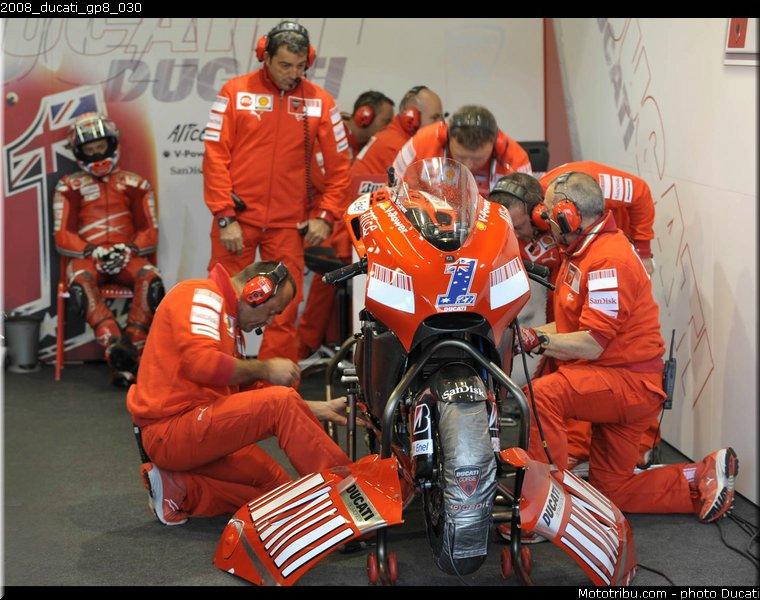 2008_ducati_gp8_030