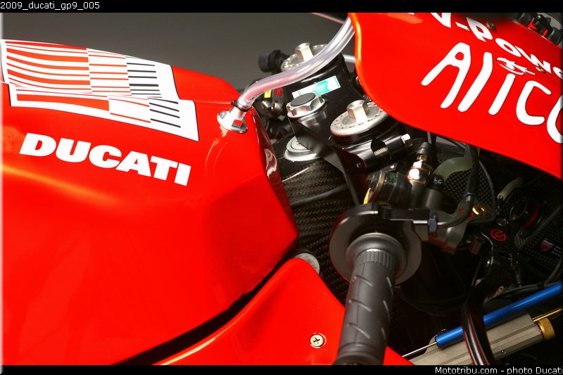 2009_ducati_gp9_005