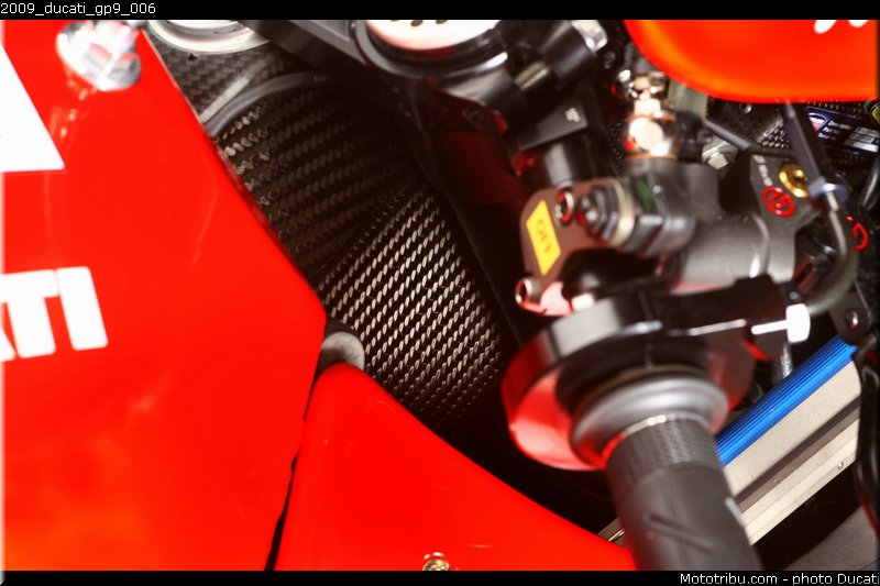 2009_ducati_gp9_006