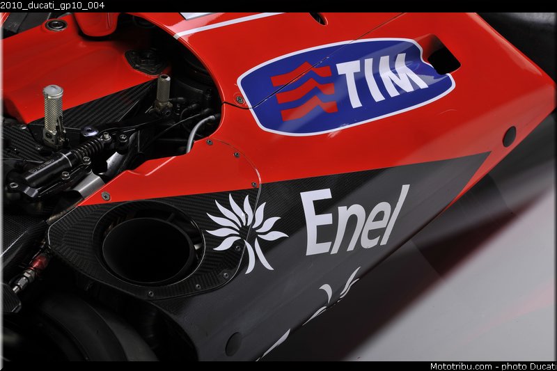 2010_ducati_gp10_004