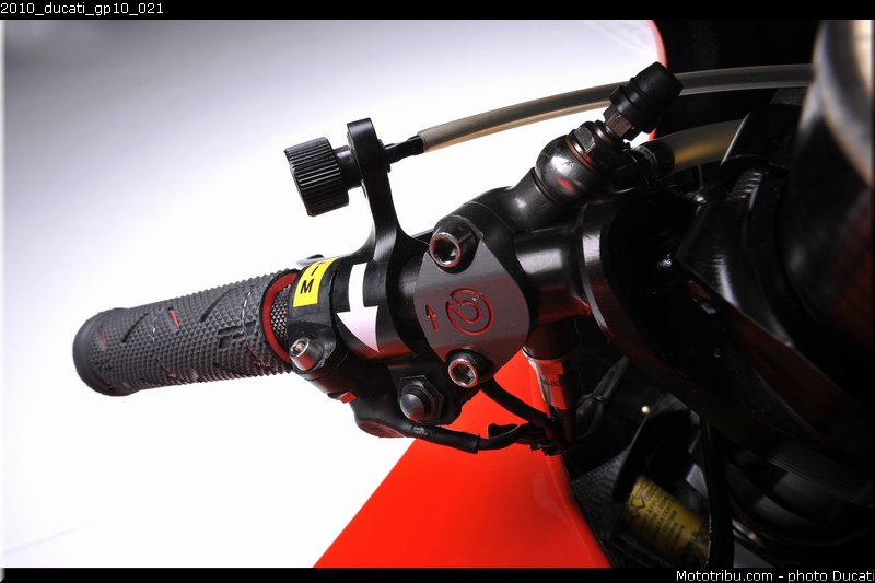 2010_ducati_gp10_021
