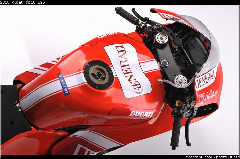 2010_ducati_gp10_025