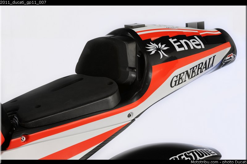2011_ducati_gp11_007