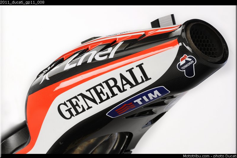 2011_ducati_gp11_008