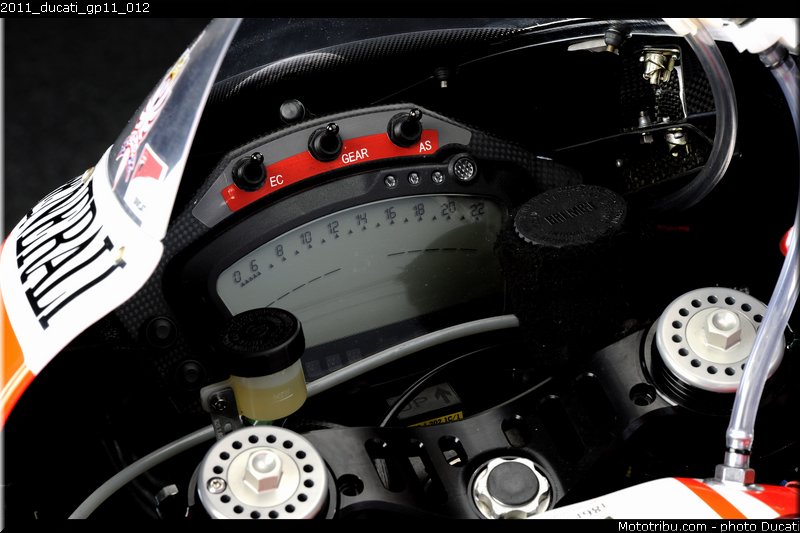 2011_ducati_gp11_012