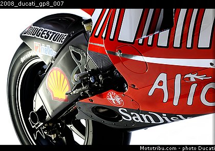 2008_ducati_gp8_007.jpg