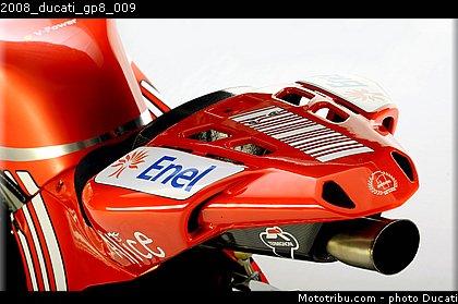 2008_ducati_gp8_009.jpg