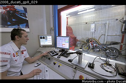 2008_ducati_gp8_029.jpg