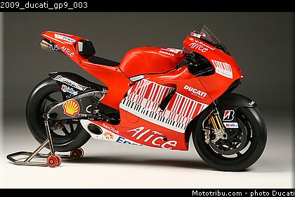 2009_ducati_gp9_003.jpg