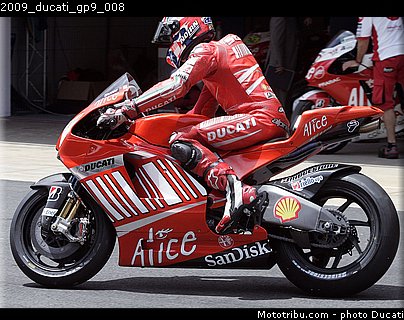 2009_ducati_gp9_008.jpg