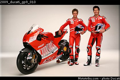 2009_ducati_gp9_010.jpg
