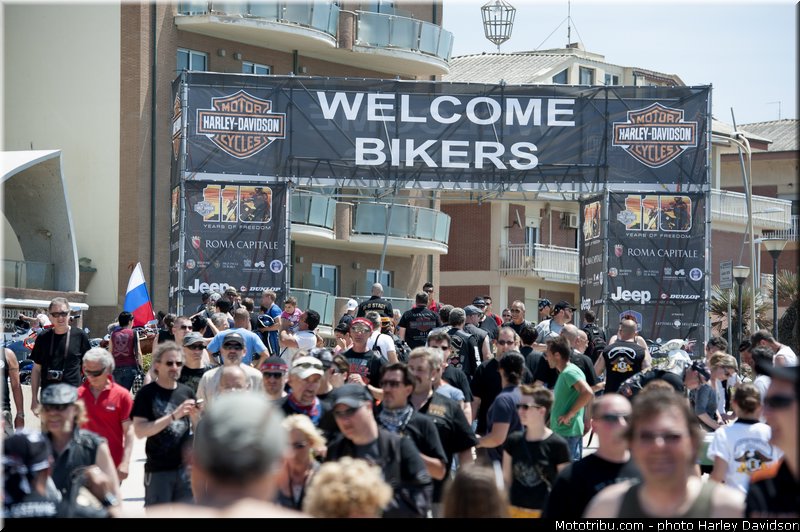 harley_davidson_2013_110_ans_rome_benediction_pape_francois_0125