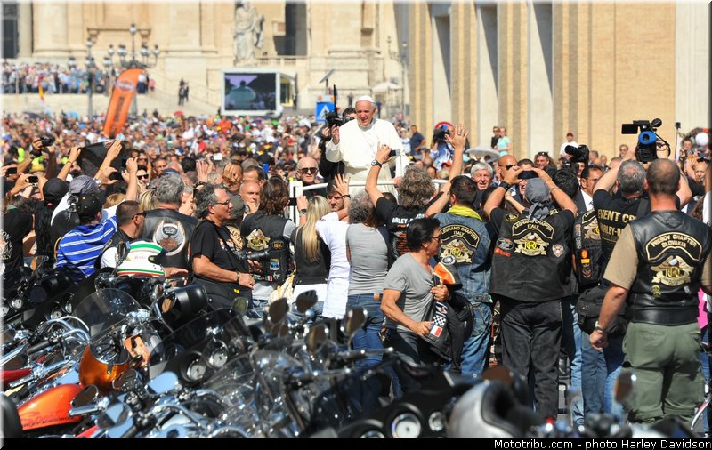 harley_davidson_2013_110_ans_rome_benediction_pape_francois_0153
