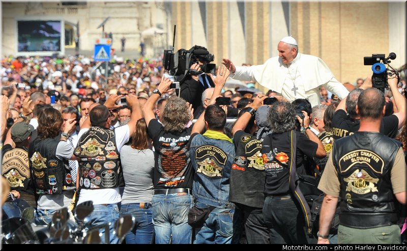 harley_davidson_2013_110_ans_rome_benediction_pape_francois_0154