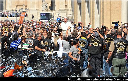 harley_davidson_2013_110_ans_rome_benediction_pape_francois_0153.jpg