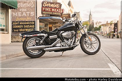 dyna_super_glide_custom_002_harley_davidson_2014.jpg