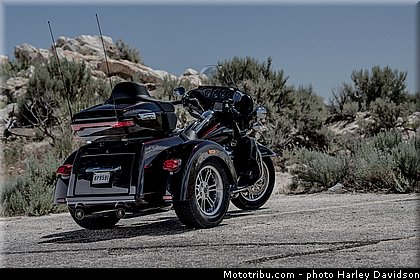 tri_glide_ultra_002_harley_davidson_2014.jpg