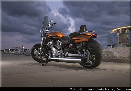 v_rod_muscle_003_harley_davidson_2014.jpg