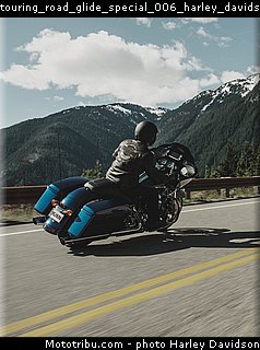 touring_road_glide_special_006_harley_davidson_2015.jpg