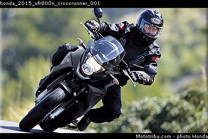 honda_2015_vfr800x_crossrunner_001.jpg
