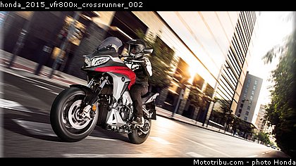 honda_2015_vfr800x_crossrunner_002.jpg