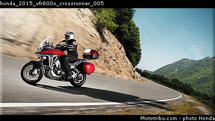 honda_2015_vfr800x_crossrunner_005.jpg