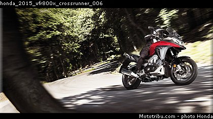 honda_2015_vfr800x_crossrunner_006.jpg