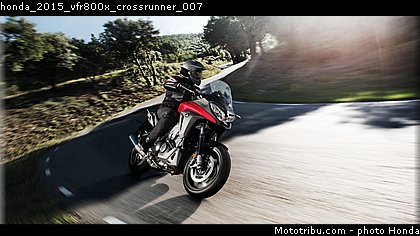 honda_2015_vfr800x_crossrunner_007.jpg