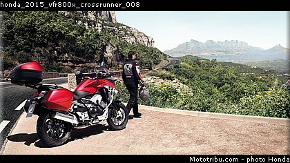 honda_2015_vfr800x_crossrunner_008.jpg