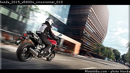 honda_2015_vfr800x_crossrunner_010.jpg
