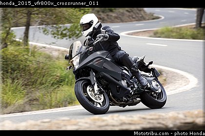 honda_2015_vfr800x_crossrunner_011.jpg