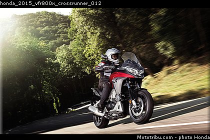 honda_2015_vfr800x_crossrunner_012.jpg