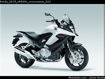 honda_2015_vfr800x_crossrunner_023.jpg