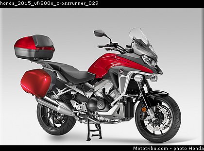 honda_2015_vfr800x_crossrunner_029.jpg
