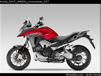 honda_2015_vfr800x_crossrunner_037.jpg