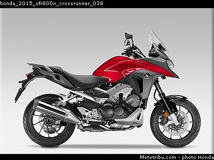 honda_2015_vfr800x_crossrunner_038.jpg