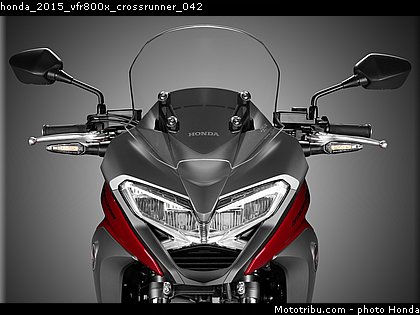 honda_2015_vfr800x_crossrunner_042.jpg