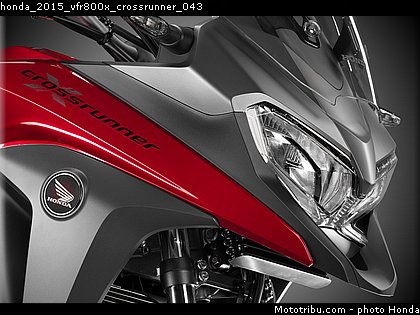 honda_2015_vfr800x_crossrunner_043.jpg