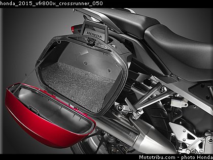 honda_2015_vfr800x_crossrunner_050.jpg