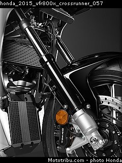 honda_2015_vfr800x_crossrunner_057.jpg