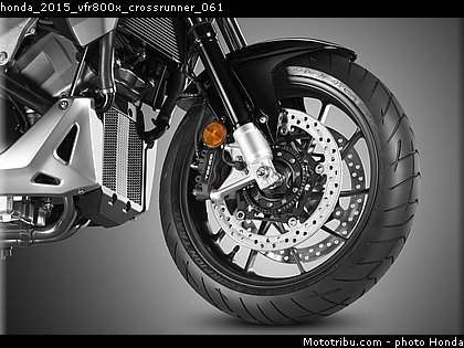 honda_2015_vfr800x_crossrunner_061.jpg